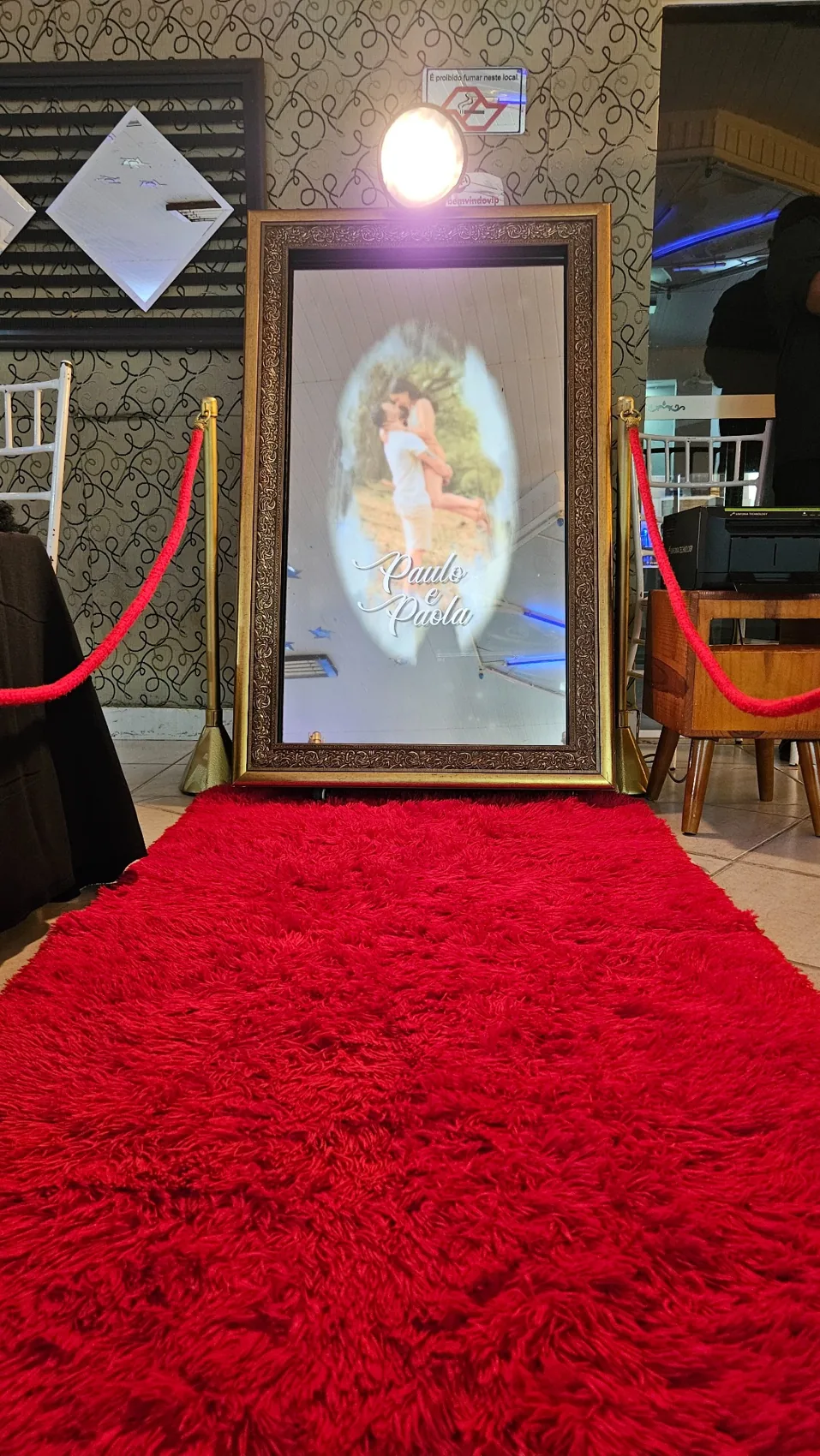 Espelho mágico com tapete vermelho montado em um evento