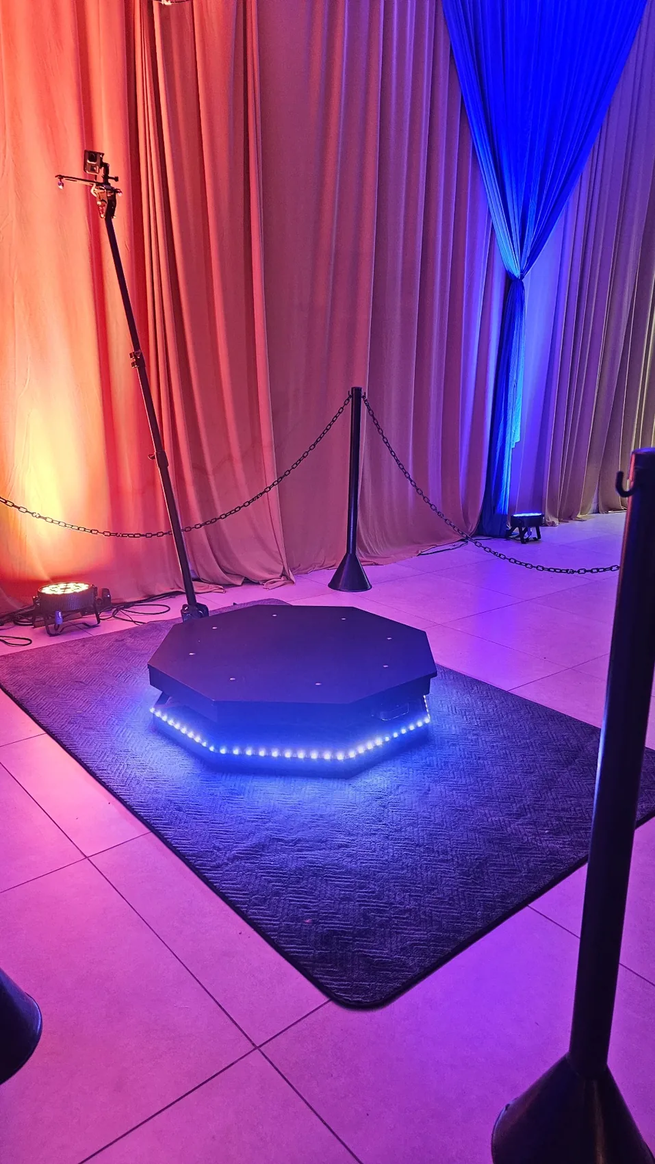 Plataforma de vídeo 360 graus iluminada em evento