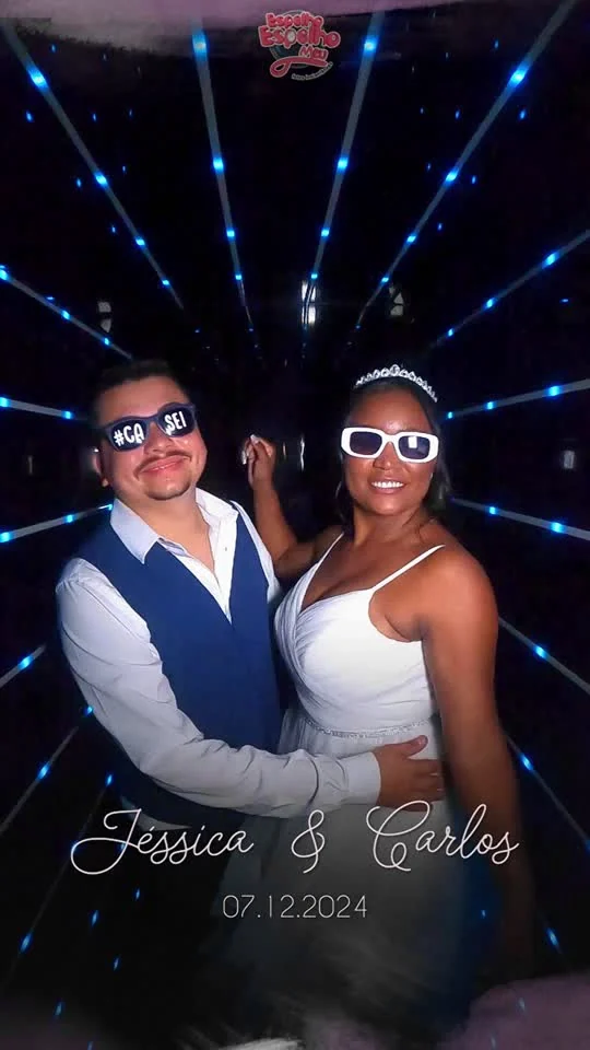 Casal dentro do túnel infinito com luzes azuis em profundidade